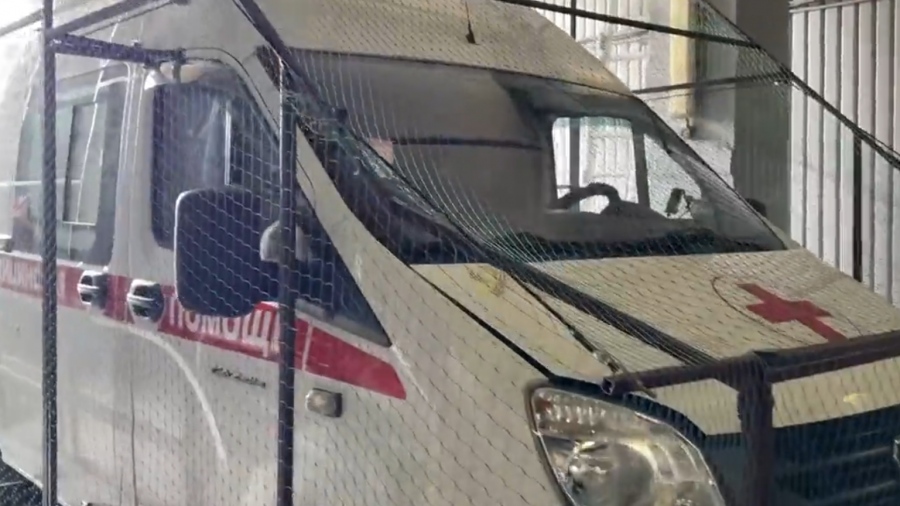 Οι Ρώσοι τοποθετούν προστατευτικές σχάρες σε ασθενοφόρα για να τα προστατέψουν από τα ουκρανικά drones