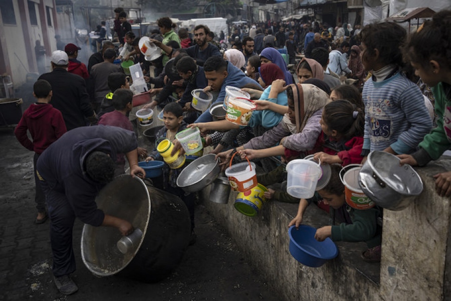 Λιμοκτονούν στη Γάζα - Τρέφονται με... γρασίδι και πίνουν βρώμικο νερό για να επιβιώσουν