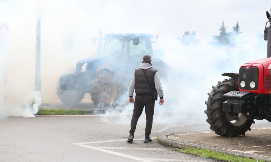 Σβήνει η Ελλάδα - MAT, ξύλο και χημικά για τους αγρότες από την κυβέρνηση των ΟΠΕΚΕΠΕΔΩΝ - Μπλόκα και λαϊκή οργή κατά ΝΔ