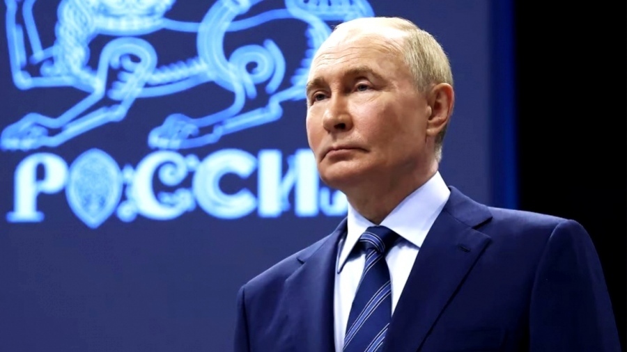 «Αποκλειστικά στη χώρα μας!» - Ο Putin απαγόρευσε την αγορά ξένων ενδυμάτων για τον στρατό από το 2026