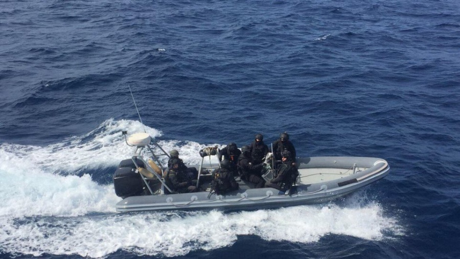 Γέρνει το πλοίο, καίγονται ΙΧ και φορτηγά!