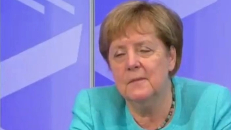 Σχεδόν αποκοιμήθηκε σε ζωντανή μετάδοση η Merkel