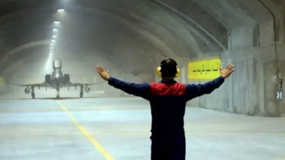 Το Ιράν αποκάλυψε υπόγεια βάση μαχητικών αεροσκαφών - Η μυστήρια «Αετός 44» ως απάντηση στις ΗΠΑ: «Έχουμε... πολλές ακόμα»