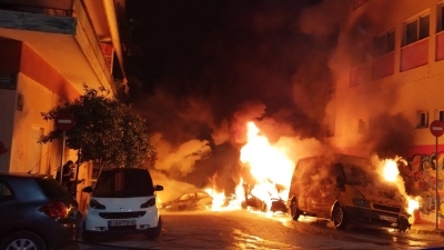 Εμπρηστική επίθεση στου Ζωγράφου: Φλόγες 10 μέτρων «καταπίνουν» τα οχήματα