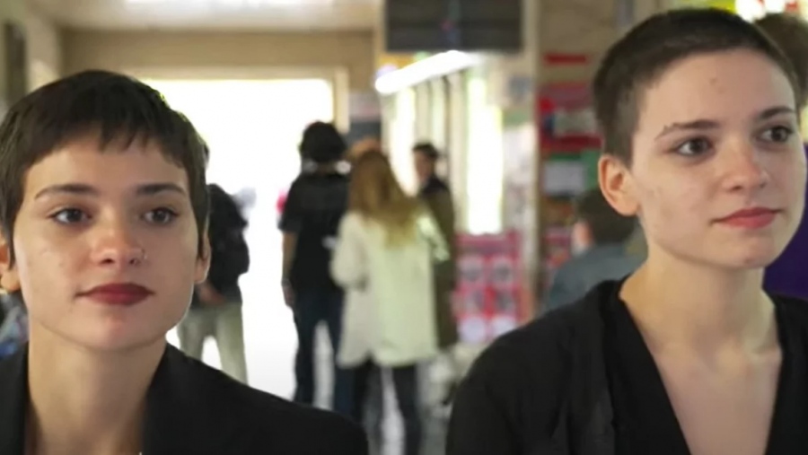 Δίδυμες αδελφές γνωρίστηκαν τυχαία στο TikTok - Μια απίστευτη ιστορία που αποκάλυψε κύκλωμα εμπορίας παιδιών