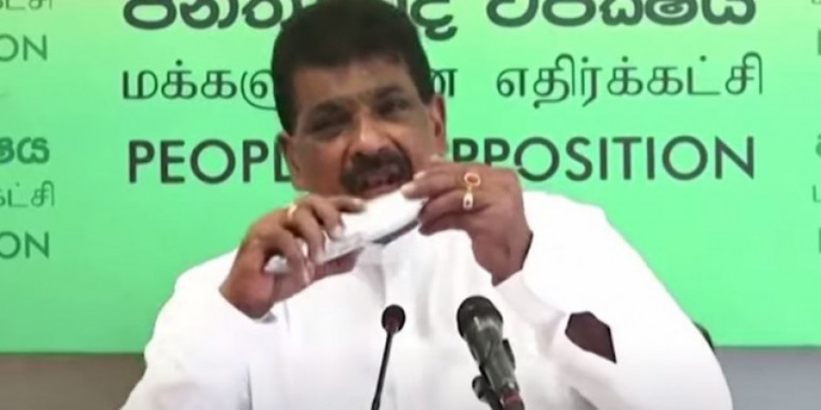 Υπουργός στην Σρι Λάνκα τρώει ωμό ψάρι σε συνέντευξη Τύπου για να αποδείξει ότι ο κορωνοϊός δεν κολλάει!
