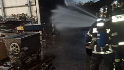 Φωτιά σε εργοστάσιο στον Τύρναβο μετά από ανάφλεξη φιάλης