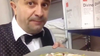 Σερβιτόρος φτύνει στο πιάτο... υπουργού πριν του σερβίρει τον σολομό: «Ο λαός πεινάει»