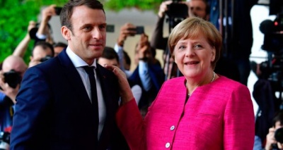 SZ: Κοινός βηματισμός Merkel και Macron για μεταρρύθμιση της Ευρωζώνης και προσφυγικό