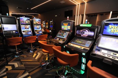 Ανάσα 1 δισ. στα δημόσια έσοδα, 5.000 θέσεις εργασίας και χτύπημα στον παράνομο τζόγο από το ν/σ για τα VLTs