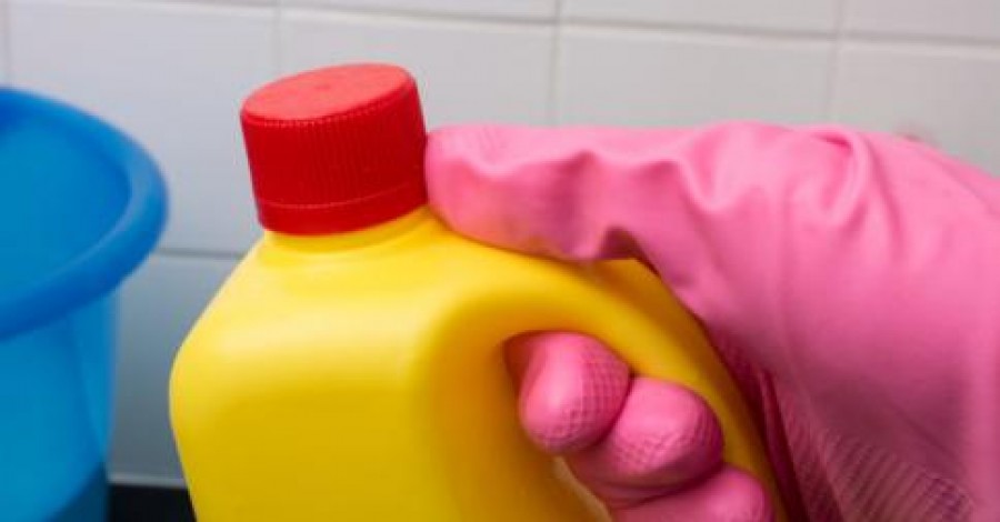 ΗΠΑ: Οι 4 στους 10 Αμερικανούς εισπνέουν ή καταπίνουν καθαριστικά προϊόντα για να μην μολυνθούν από κορωνοϊό