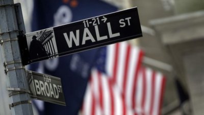 Wall Street: Προς το ορόσημο των 24.000 μονάδων οδεύει ο Dow Jones