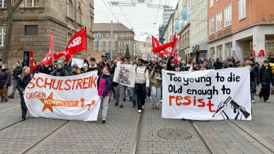 Ξεσηκωμός στη Γερμανία κατά της υποχρεωτικής στράτευσης: «Είμαστε πολύ νέοι για να πεθάνουμε για τα συμφέροντά τους»
