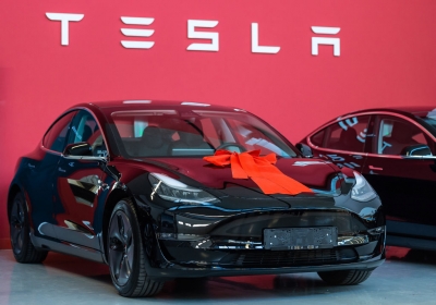 Μωρό γεννήθηκε μέσα σε αυτοκίνητο Tesla, ενώ ο αυτόματος πιλότος οδηγούσε την ετοιμόγεννη στο μαιευτήριο!