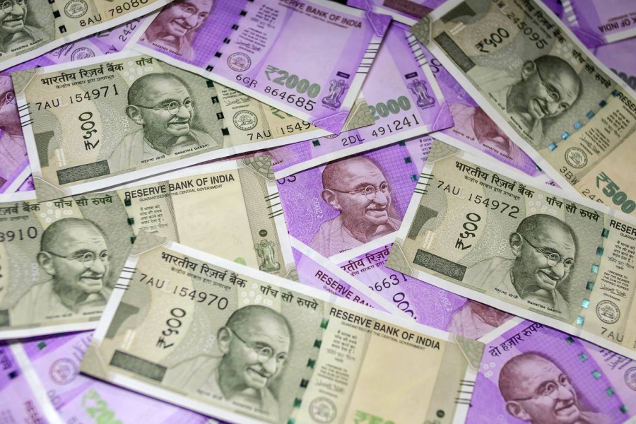 Σε νέο ιστορικό χαμηλό η ινδική ρουπία, έναντι του δολαρίου ΗΠΑ