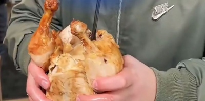 Γαστρονομική διαστροφή, η απόλυτη.... ιεροσυλία - Καφές capuccino σερβιρισμένος σε... ψητό κοτόπουλο!