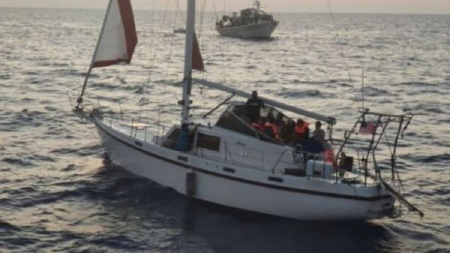 Σκάφος με 170 μετανάστες ρυμουλκείται στην Καλαμάτα