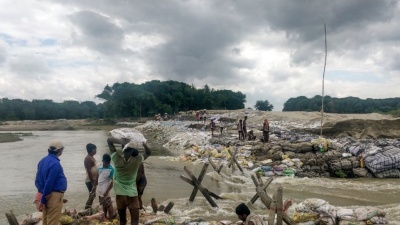 Τουλάχιστον 270 νεκροί από τους μουσώνες στη Νότια Ασία