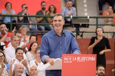 Politico για ισπανικές εκλογές: Ο Sánchez μπροστά στην δυσκολότερη εκλογική μάχη, προσπαθεί να ανατρέψει τα προγνωστικά