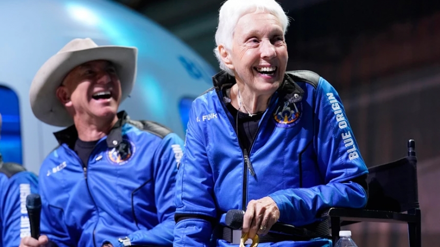 Η 82χρονη που πέταξε με τον Jeff Bezos στο διάστημα δεν ενθουσιάστηκε και τόσο - Τι είπε για την εμπειρία της