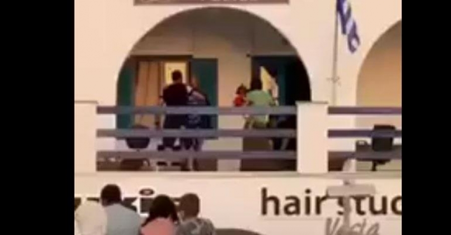 Απίστευτο βίντεο: Ρομά ξυλοκόπησαν αστυνομικούς στην Πάρο γιατί τους βεβαίωσαν παράβαση