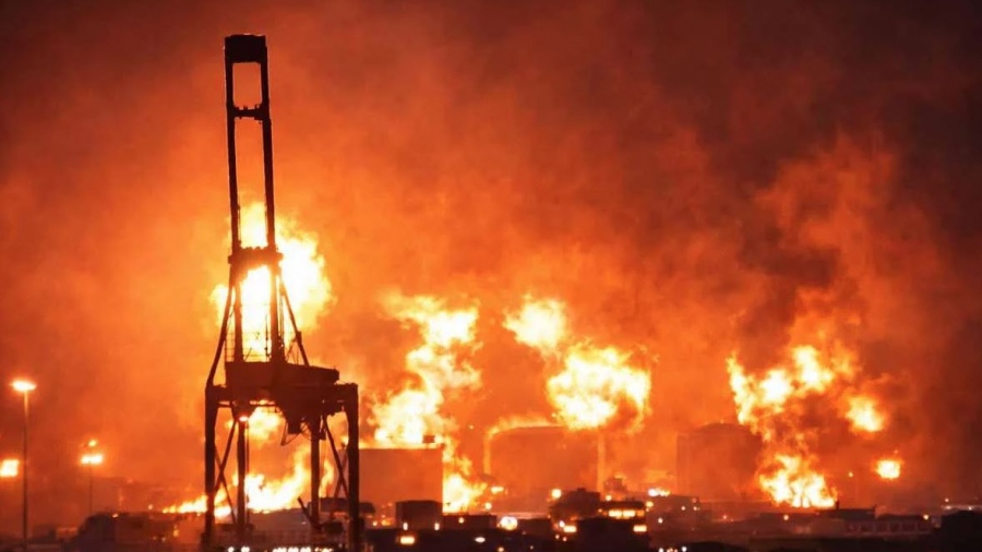 Εξέλιξη σοκ: Το Ιράν χτύπησε για πρώτη φορά στην Ερυθρά - Βαλλιστικοί πυρπόλησαν διυλιστήριο της Aramco στη Yanbu (vid)