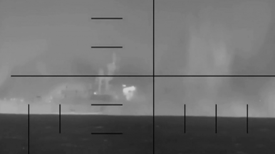 Τα όμορφα πλοία, όμορφα καίγονται – Η στιγμή που η τορπίλη από αμερικανικό υποβρύχιο βυθίζει φρεγάτα του Ιράν (vid)