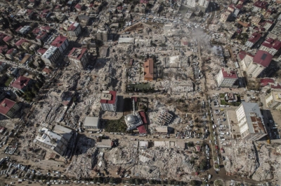 Οδύνη και χάος σε Τουρκία, Συρία – Μετρούν πτώματα, πάνω από 24.200 οι νεκροί – Συνελήφθη κατασκευαστής «χάρτινου» κτιρίου