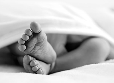 Για ανθρωποκτονία από πρόθεση κατηγορούνται οι γονείς του νεογνού που βρέθηκε νεκρό σε σκουπίδια στη Βραυρώνα