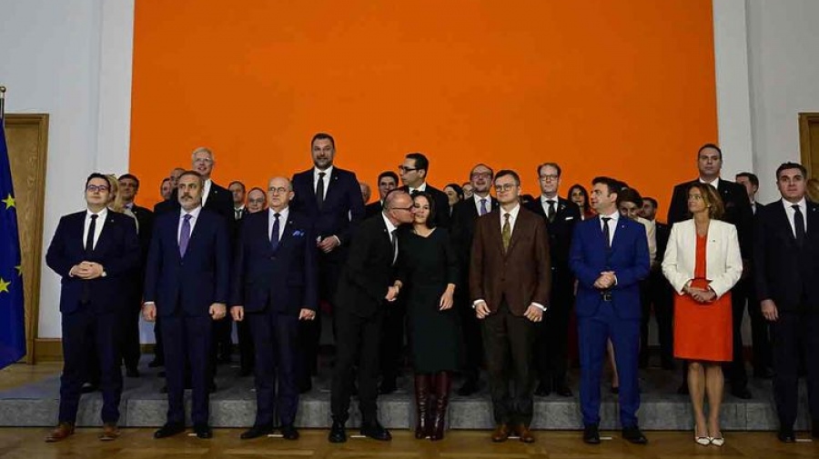 Διπλωματικό... ατόπημα γίνεται viral στο διαδίκτυο: Χαμός από το φιλί του Κροάτη ΥΠΕξ Grlic Radman, στην Γερμανίδα Baerbock