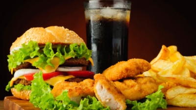 Ανατριχίλα: Δεν φαντάζεστε τι βάζουν σε burgers - κοτομπουκιές οι αλυσίδες fastfood για να είναι... εθιστικά, φτηνά και ανθεκτικά