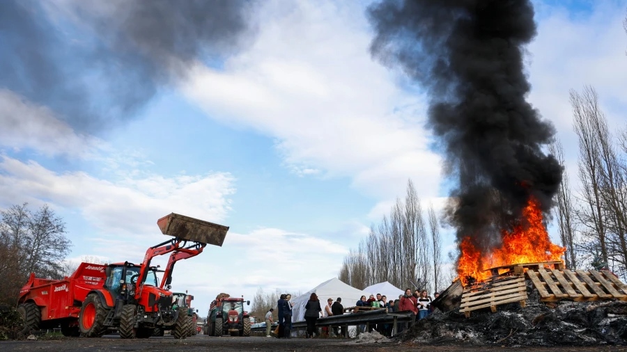 Ψεκασμοί με κοπριά στα κτίρια της κυβέρνησης - Μετά την Ελλάδα, χάος και στη Γαλλία με τους αγρότες - Γιατί ξέσπασαν