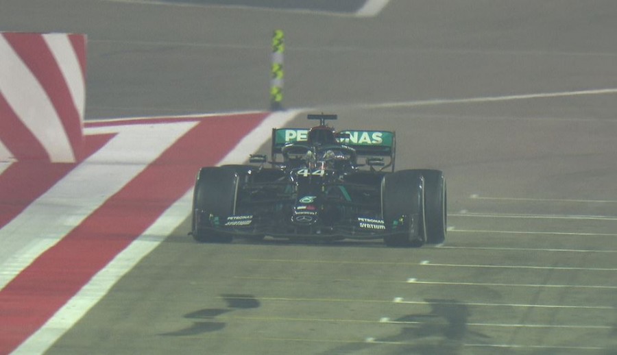 F1: Ο Hamilton νικητής στο επεισοδιακό Grand Prix του Μπαχρέιν, που σημαδεύτηκε από το ατύχημα του Grosjean