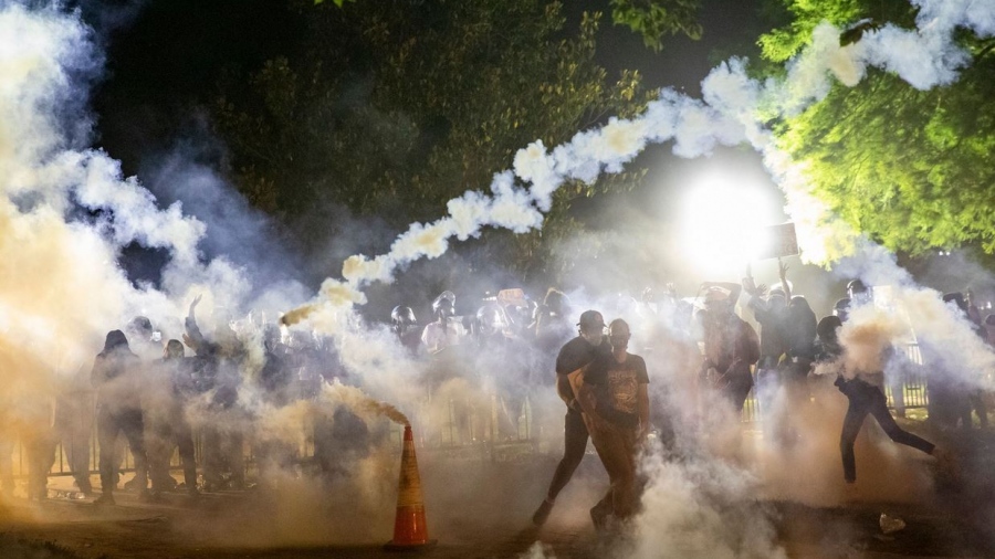 Νέο πλήγμα στον Trump - Δικαστής απαγορεύει τη χρήση δακρυγόνων και βίας κατά διαδηλωτών στο Σικάγο