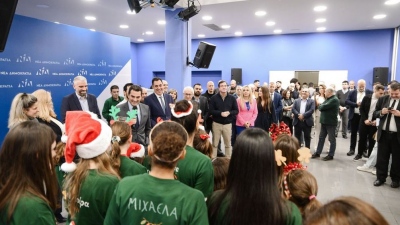 Χριστουγεννιάτικη γιορτή στο κόμμα της Πειραιώς - Μετά τα κάλαντα, ευχές και μηνύματα για τρίτη νικη της ΝΔ στις εκλογές