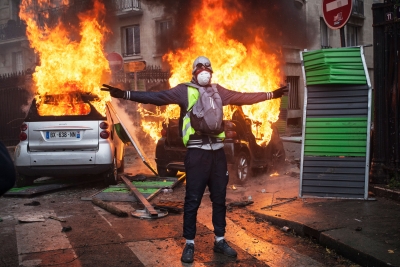 «Σεισμός» στη Γαλλία για τις συντάξεις - Κοινή πρόταση μομφής κατά της κυβέρνησης Macron - Eπεισόδια και 310 συλλήψεις διαδηλωτών