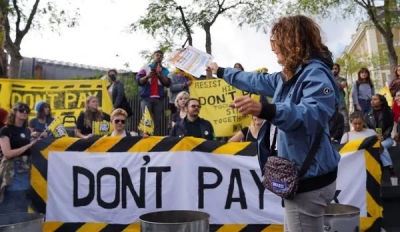 Τεράστιες διαδηλώσεις σε ολόκληρη τη Βρετανία για το αυξημένο κόστος ζωής - Έκαψαν λογαριασμούς