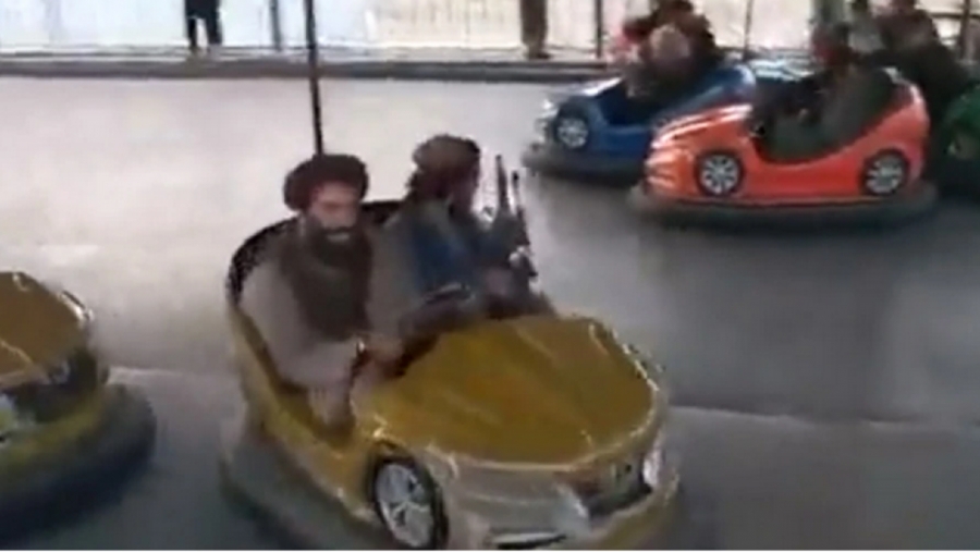 Αφγανιστάν: Βίντεο με Ταλιμπάν να «διασκεδάζουν» σε λούνα παρκ στην Καμπούλ κρατώντας... όπλα