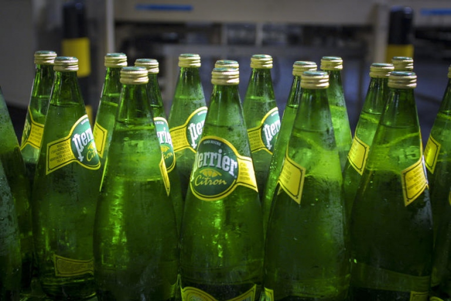 Υδάτινη βόμβα στη Γαλλία: «Mολυσμένο» το πανάκριβο Perrier – Έκθεση καταπέλτης για Macron – Tα «Σκοτεινά νερά» στο Νταβός