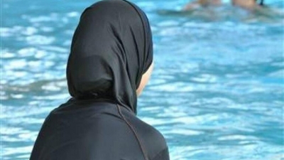 Γαλλία: Το ανώτατο δικαστήριο αποφασίζει για το γυναικείο μουσουλμανικό μαγιό (μπουρκίνι) στις παραλίες