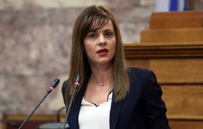 Αχτσιόγλου: Νομοθετούμε τη μείωση ασφαλιστικών εισφορών για ελεύθερους επαγγελματίες, αυτοαπασχολούμενους και αγρότες