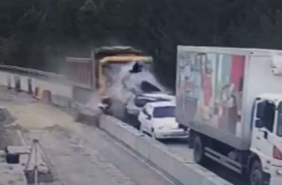 Tροχαίο στη Ρωσία – Φορτηγό παρέσυρε πέντε οχήματα
