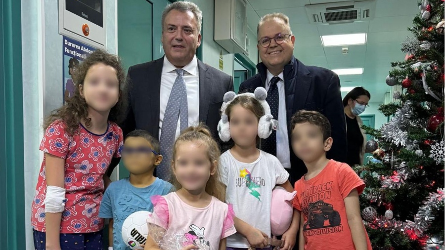 Χριστουγεννιάτικα δώρα για 300 παιδιά που νοσηλεύονται σε νοσοκομεία του Βουκουρεστίου