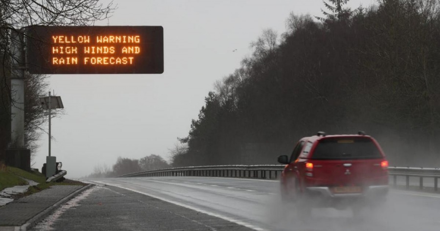 Βρετανία: Πλημμύρες και ακυρώσεις πτήσεων λόγω της κακοκαιρίας - Σοβαρά προβλήματα στις συγκοινωνίες