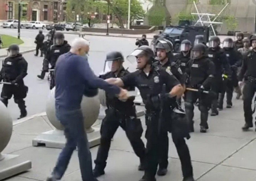 ΗΠΑ: Kατηγορούνται για βιαιοπραγία σε βαθμό κακουργήματος οι αστυνομικοί που έσπρωξαν ηλικιωμένο σε διαδήλωση