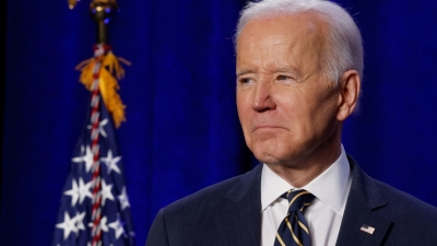 Η χειραψία Biden με το …κενό – Άλλη μία αμήχανη στιγμή για τον Αμερικανό πρόεδρο