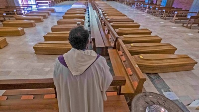 Κορωνοϊός - Ιταλία: Εκκλησία γεμάτη φέρετρα στο Μπέργκαμο