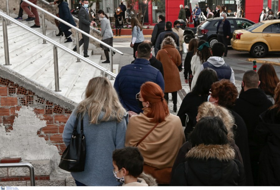 Μπραχάμι: Συνωστισμός με ουρές πιστών έξω από τον Άγιο Δημήτριο για τα Θεοφάνεια