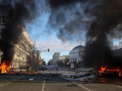 Νέες μαζικές πυραυλικές ρωσικές επιθέσεις στο Κίεβο, νέες καταστροφές