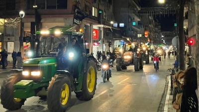 Οι αγρότες του Πλατύκαμπου έβγαλαν τα τρακτέρ στην κεντρική πλατεία της Λάρισας